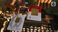 Pegawai menunjukkan emas batangan 24 karat di gerai Galeri 24, kawasan Kebayoran Baru, Jakarta, Kamis (5/8/2021). Untuk buyback atau pembelian kembali, harga emas Antam mencatatkan penurunan Rp 2.000 per gram menjadi Rp 834 ribu per gram pada Kamis (5/8). (Liputan6.com/Angga Yuniar)