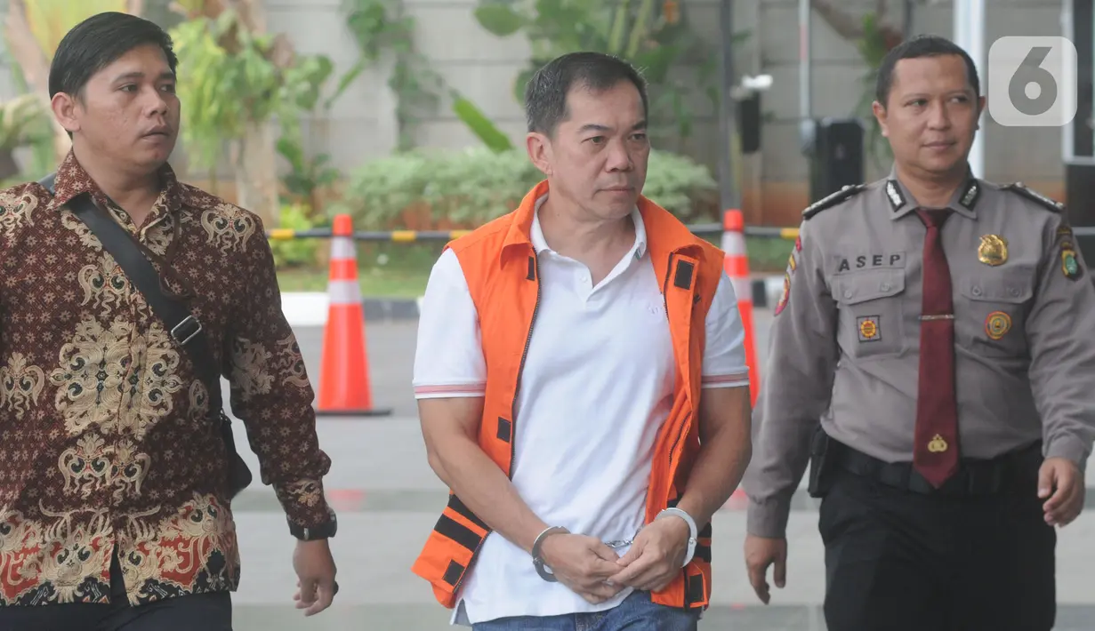 Tersangka selaku pengacara Alfin Suherman (tengah) dikawal petugas untuk menjalani pemeriksaan di gedung KPK, Jakarta, Jumat (15/11/2019). Alfin Suherman diperiksa untk pengembangan aliran suap terkait penangan perkara penipuan investasi Sendy Perico. (merdeka.com/Dwi Narwoko)