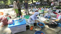 Antusiasme pelajar mengikuti lomba membatik tingkat SD di Lapangan Ekspresi, Sempur, Bogor, Kamis (2/5/2019). Kegiatan yang diikuti 18 peserta hasil seleksi dari tingkat kecamatan se-Kodya Bogor ini diadakan dalam rangka mewarisi kebudayaan lokal kepada generasi milenial. (merdeka.com/Arie Basuki)