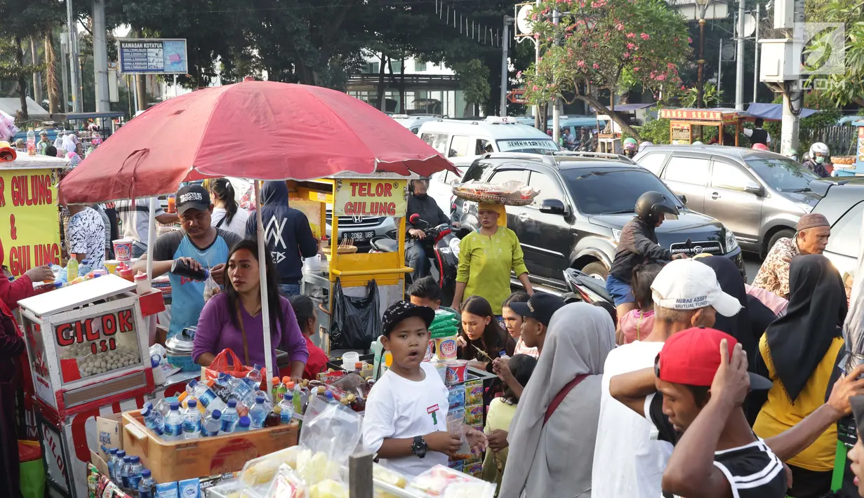 Pedagang Kaki Lima memenuhi sebagian ruas Jalan Lada samping Kawasan Wisata Museum Fatahillah, Jakarta, Selasa (11/6/2019). Kondisi ini menyulitkan wisatawan pejalan kaki dan membuat arus lalu lintas di Jalan Lada menjadi semrawut. (Liputan6.com/Helmi Fithriansyah)