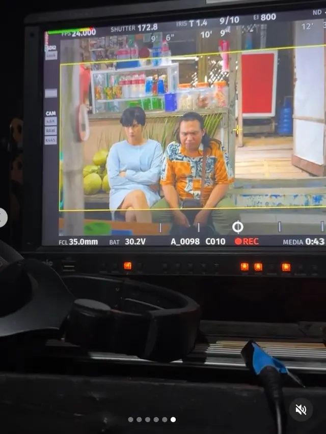 6 Potret Anya Geraldine di Balik Layar Film Mendadak Dangdut, Capek Tahan Tawa