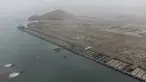 Pemandangan udara menunjukkan pekerjaan konstruksi di area tempat perusahaan Tiongkok Cosco Shipping membangun pelabuhan di Chancay, sekitar 80 km utara Lima, pada 22 Agustus 2023. (AFP/Ernesto Benavides)