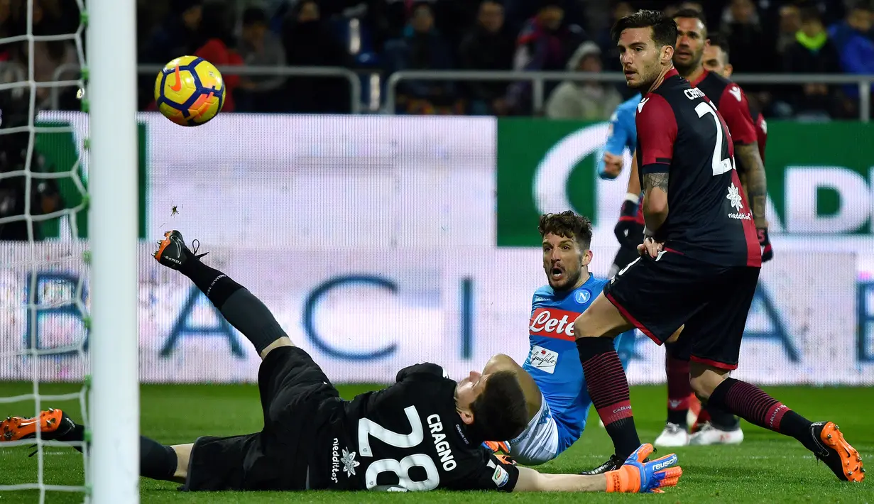 Striker Napoli, Dries Mertens berhasil mencetak gol ke gawang Cagliari pada laga pekan ke-26 Serie A di Sardegna Arena, Selasa (27/2). Napoli menggulung tuan rumah Cagliari dengan skor telak 5-0. (ALBERTO PIZZOLI / AFP)