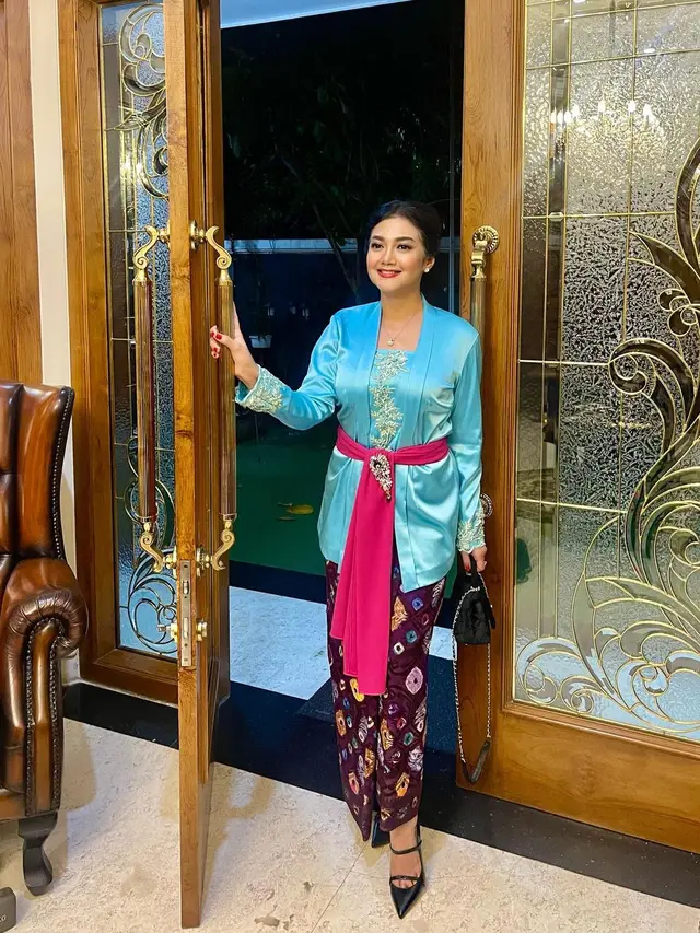 Potret Bella Saphira Kondangan Bareng Ibu-ibu Pejabat, Cantik dengan Kebaya ala Bali