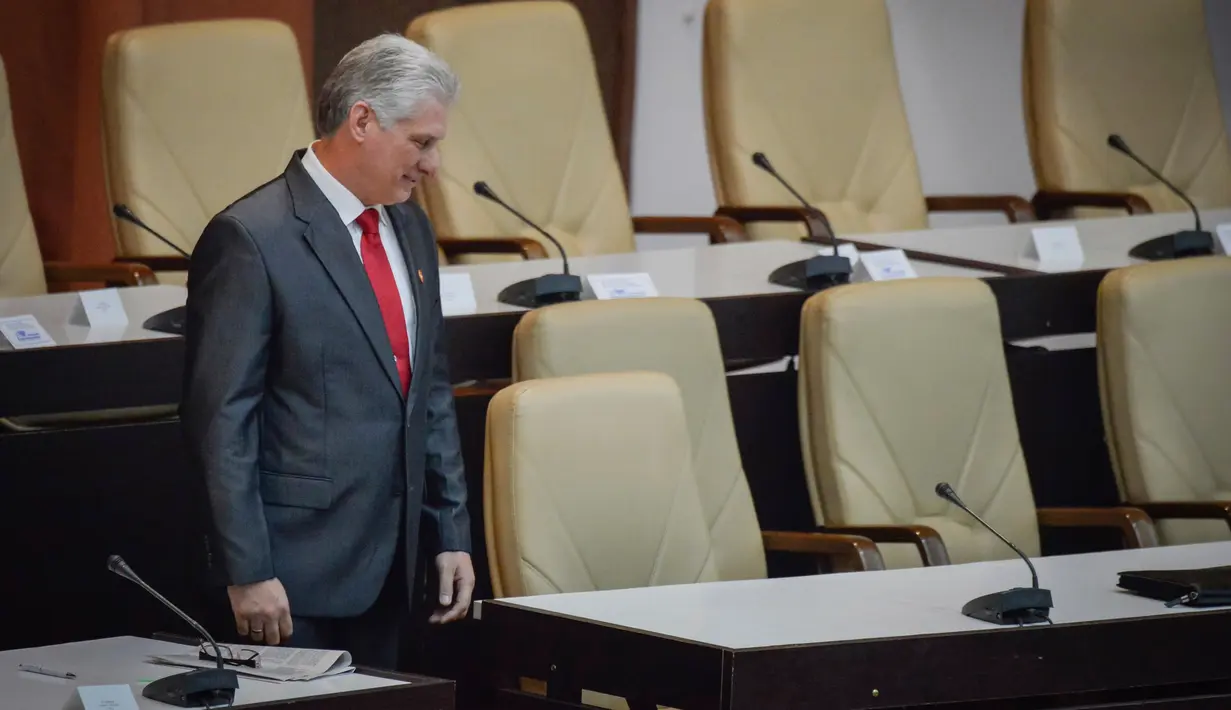 Presiden Kuba yang baru terpilih, Miguel Díaz-Canel berdiri di Majelis Nasional, Havana, Kamis (19/4). Ini pertama kalinya dalam hampir enam dekade, Kuba dipimpin oleh seorang yang tidak memiliki nama belakang Castro. (Adalberto Roque/Pool via AP)