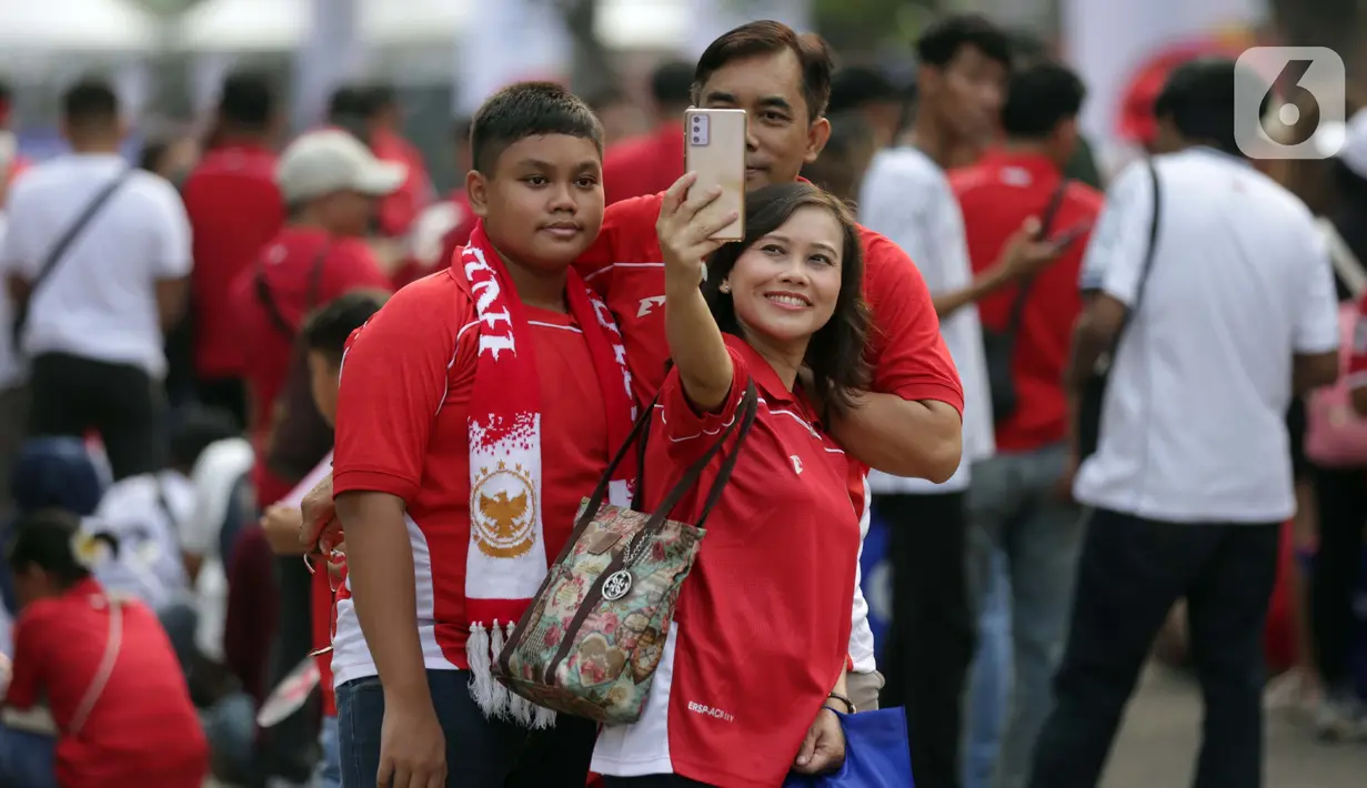 Rata-rata mereka mengenakan jersey timnas berwarna merah. (Liputan6.com/Helmi Fithriansyah)