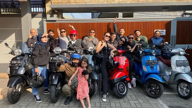 5 Potret Ayu Ting Ting Naik Vespa saat Liburan, Gayanya Curi Perhatian