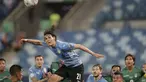 Dua gol Timnas Uruguay lahir lewat gol bunuh diri pemain Bolivia, Quinteros dan gol penggawa Manchester United, Edinson Cavani. (Foto: AP/Andre Penner)