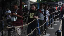 Penonton yang sebagian besar merupakan anggota komunitas Orang Indonesia (OI), kelompok penggemar Iwan Fals mengantre memasuki area Konser Situs Budaya di Panggung Kita, Depok, Sabtu (3/3). (Liputan6.com/Arya Manggala)