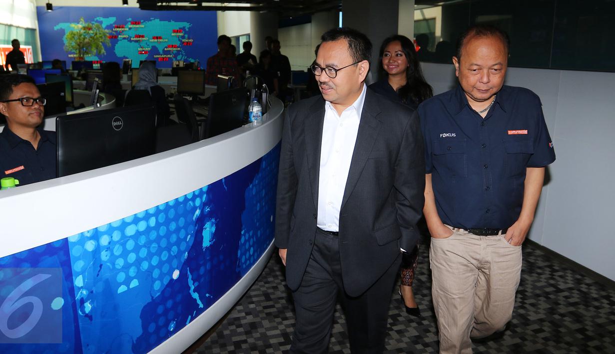 Menteri ESDM Sudirman Said bersama Pemred Liputan6.com, Mohamad Teguh berkeliling studio SCTV di SCTV Tower, Jakarta, Rabu (4/5). Dalam kesempatan tersebut, Sudirman Said menjadi narasumber untuk Liputan6. (Liputan6.com/Angga Yuniar)