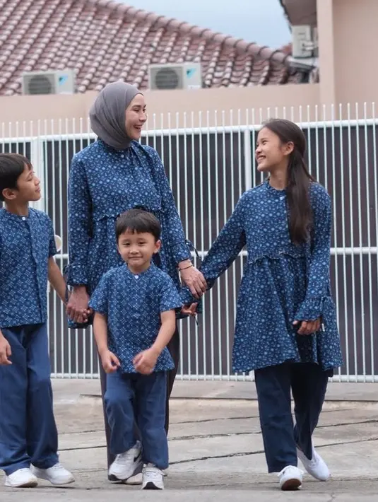 Zaskia Adya Mecca tampil kasual bersama ketiga putrinya mengenakan baju atasan biru bermotif dipadukan celana warna senada.[@zaskiadyamecca]