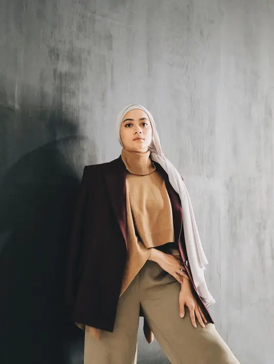 Meski sudah berusia 29 tahun, Ayudia masih cocok dengan outift kekinian. Ia kerap memadukan warna hijab, busana hingga sepatunya sehingga semakin enak dipandang. (Liputan6.com/IG/@ayudiac)