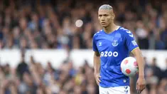 Richarlison menjadi transfer termahal pada pekan pertama bursa transfer musim panas 2022. Sang pemain diboyong oleh Tottenham Hotspur dengan harga 58 juta euro. Ia akan menjadi pelengkap lini serang The Lillywhites bersama Harry Kane dan Son Heung-min. (AFP/Oli Scarff)