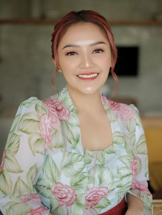 Makeup yang digunakan Siti Badriah saat pemotretan tersebut juga tampak sederhana. Penampilan pedangdut 31 tahun ini  terlihat begitu flawless. (Liputan6.com/IG/@noviakontesa_makeup)