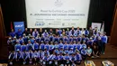 Sejumlah pemain Papua Football Academy (PFA) berfoto bersama dengan SD Srengseng 01 Jakarta dan Akademi Persib Cimahi saat acara pelepasan menuju Gothia Cup 2025 di Ruang Teater Kemenpora RI, Jakarta, Jumat (11/07/2025). (Bola.com/Bagaskara Lazuardi)