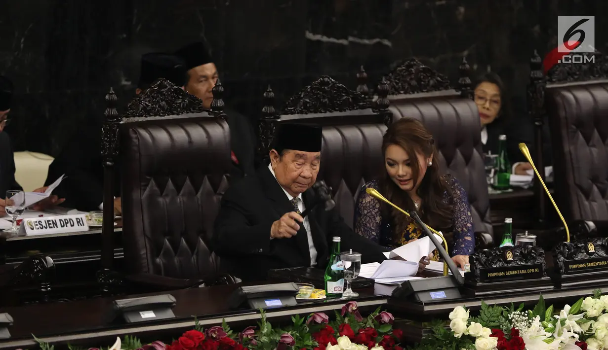 Ketua DPR Sementara Abdul Wahab Dalimunthe didampingi Wakil Ketua DPR Sementara Hillary Brigitta Lasut saat pelantikan anggota DPR, MPR, dan DPD di Kompleks Parlemen, Jakarta, Selasa (1/10/2019). Para wakil rakyat yang terpilih dalam Pemilihan Umum 2019 dilantik hari ini. (Liputan.com/JohanTallo)