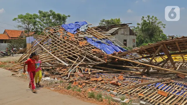 Rumah Rusak Terdampak Puting Beliung di Kaliabang Bekasi