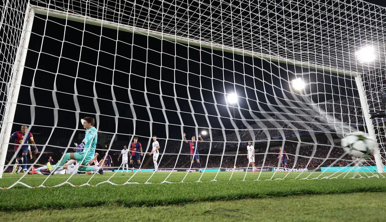 Raphinha menampilkan performa seorang kapten yang sesungguhnya, mendorong timnya dengan tingkat kerja, intensitas, sikap, kualitas, gol, dan assist yang luar biasa. (AFP/Lluis Gene)
