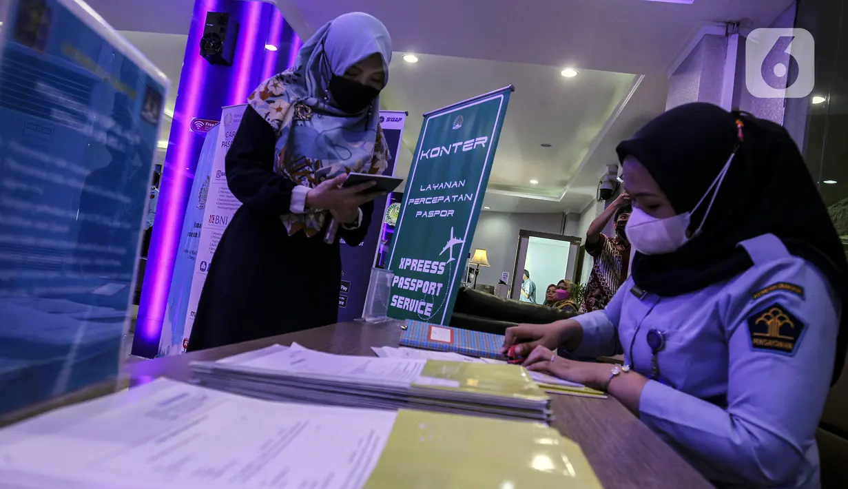 Petugas melakukan perekaman data pemohon pembuatan paspor Republik Indonesia (RI) di Kantor Imigrasi Kelas 1 Non TPI Jakarta Timur, Jakarta, Jumat (14/10/2022). Sesuai Peraturan Menteri Hukum dan HAM RI Nomor 18/2022 mulai 12 Oktober 2022 masa berlaku paspor biasa paling lama 10 tahun untuk semua jenis permohonan yang telah berusia 17 tahun atau sudah menikah. (Liputan6.com/Johan Tallo)