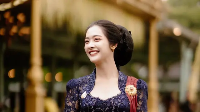 Kebaya mewah Dara Sarasvati jadi sorotan. (credit:instagram.com/darasarasvaati)