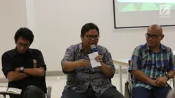 Ki Joyo Sardo (tengah) dan para aktivis 98 saat menjadi pembicara dalam talkshow 20 tahun (Belum Tuntasnya) Reformasi di Kampus UI Salemba, Jakarta, Sabtu (19/5). Talkshow membahas Anti KKN, Supremasi Hukum dan Dwifungsi ABRI. (Liputan6.com/Fery Pradolo)