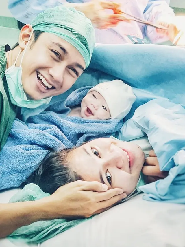 Felicya Angelista, Immanuel Caesar Hito, dan anak mereka. (Foto: Instagram @hitocaesar)