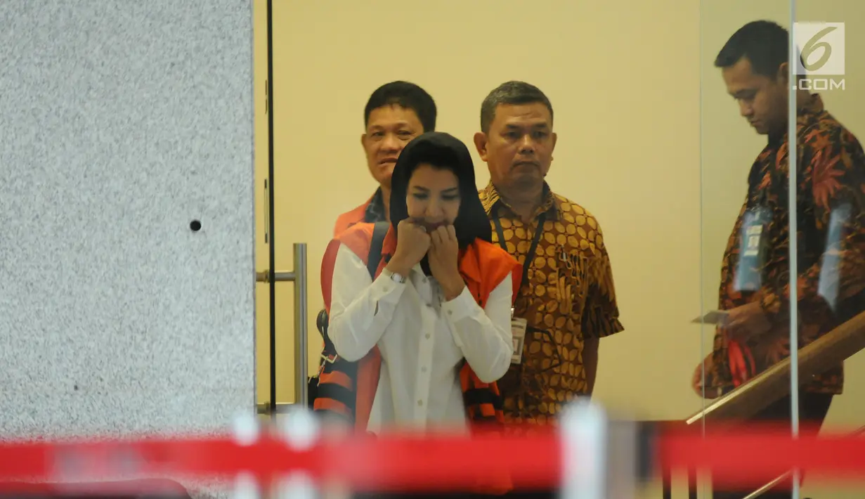 Bupati Kukar nonaktif, Rita Widyasari (kedua kiri) usai menjalani pemeriksaan di gedung KPK Jakarta, Jumat (19/1). Rita diperiksa sebagai tersangka dugaan TPPU senilai Rp 436 miliar terkait izin perkebunan kelapa sawit. (Liputan6.com/Helmi Fithriansyah)