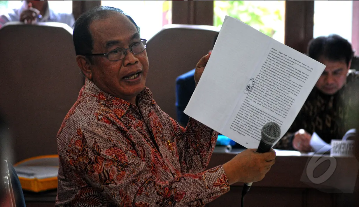 Mantan Panitera Mahkamah Konstitusi, Zainal Arifin Husein memberikan kesaksian dalam sidang kasus sengketa Partai Golkar di PTUN Jakarta Timur, Senin (4/5/2015). (Liputan6.com/Yoppy Renato)