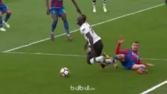 Sadio Mane coba mengelabui wasit saat Liverpool menghadapi Crystal Palace. This video is presented by Ballball.