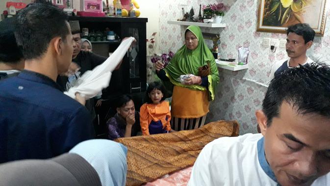 Kayla dan ayahnya, menatap jenazah sang bunda yang menjadi korban kecelakaan maut Karawaci. (Liputan6.com/Pramita Tristiawati)
