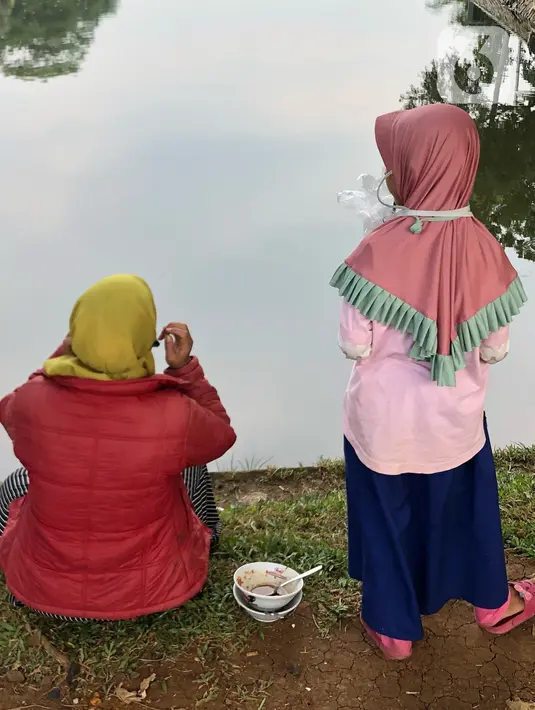 Warga beraktivitas di sekitar Setu Cibinong, Jawa Barat, Kamis (11/6/2020). Meskipun spanduk larangan penutupan telah dipasang, namun sebagian warga tetap nekat beraktivitas di kawasan tersebut untuk memancing ikan atau berekreasi. (Liputan6.com/Immanuel Antonius)