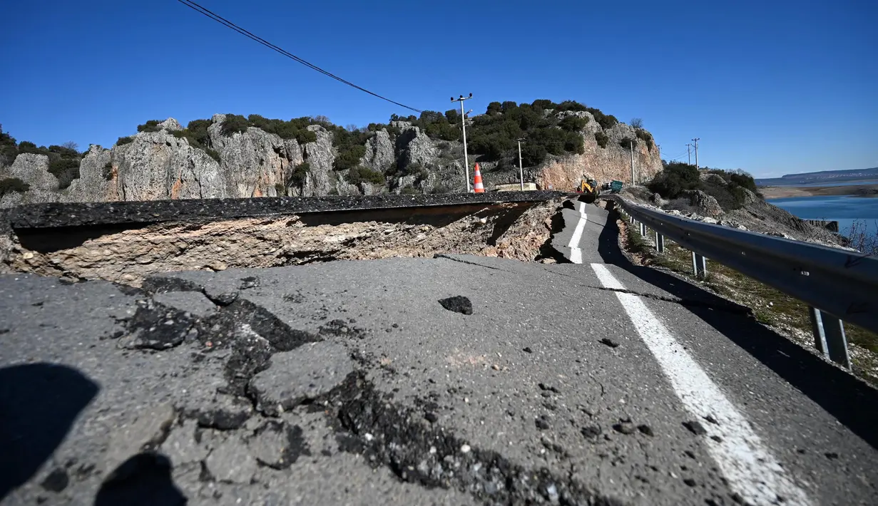 Gambar foto yang diambil pada Kamis 16 Februari 2023 menunjukkan retakan di jalan dekat pusat gempa, di distrik Pazarcik, kota Kahramanmaras, Turki setelah gempa berkekuatan 7,8 magnitudo menghantam beberapa wilayah di Turki dan Suriah. (OZAN KOSE/AFP)