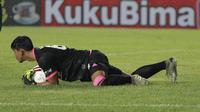 Kiper Persebaya Surabaya, Satria Tama menangkap bola saat menghadapi Persik Kediri dalam laga Grup C Piala Menpora 2021 di Stadion Si Jalak Harupat, Bandung, Selasa (23/3/2021). Persebaya menang 2-1 atas Persik. (Bola.com/M Iqbal Ichsan)