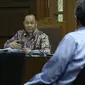 Mantan Kepala BPPN, Syafruddin Arsyad Temenggung (kiri) memberikan pernyataan saat menjalani sidang lanjutan di Pengadilan Tipikor, Jakarta, Senin (6/8). Sidang mendengar keterangan dua saksi ahli. (Liputan6.com/Helmi Fithriansyah)