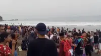 Membludak, Aparat Gabungan Bubarkan Kerumunan di Pantai Karanghawu Sukabumi