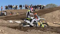Pembalap asal Belgia, Lucas Coenen tampil dominan dalam ajang MX2 MXGP Sumbawa 2023 di Sirkuit Samota, NTB, Minggu (25/6/2023) sore WITA. (Bola.com/Wiwig Prayugi)