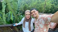 Momen liburan bersama menjadi agenda dari pasangan Indra Bekti dan Aldila Jelita. Indra senang mengajak sang istrinya untuk mengunjungi berbagai tempat dengan pemandangan indah. Momen kebersamaan Indra dan Dila ini banjir pujian. (Liputan6.com/IG/dhila_bekti)
