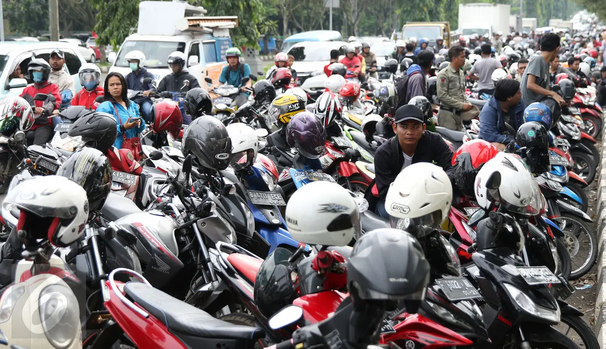 Ratusan motor terparkir di jalur cepat Jalan Tegar Beriman Kab Bogor, Selasa (13/12). Ribuan calon suporter Timnas Indonesia antre membeli tiket laga final pertama di halaman Kodim 0621 Surya Kancana. (Liputan6.com/Helmi Fithriansyah)