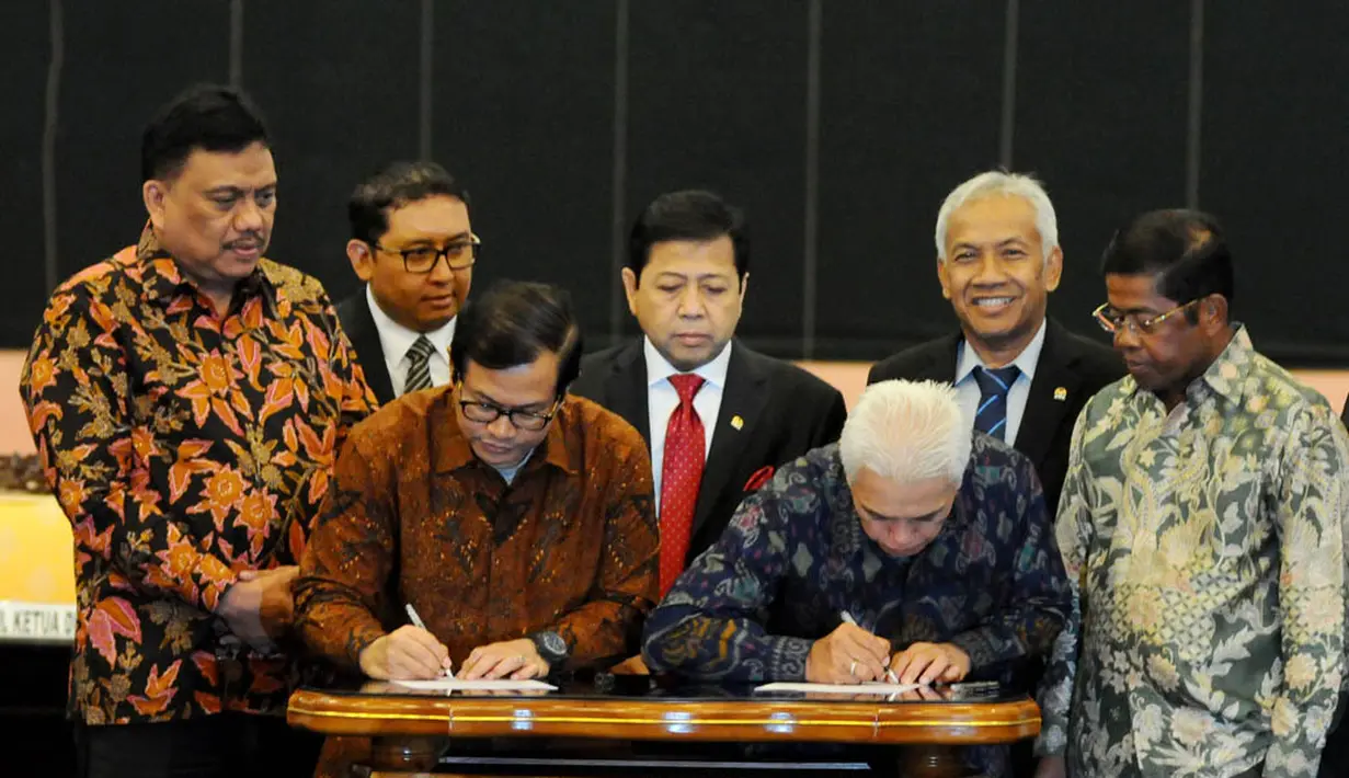 Hatta Rajasa (mewakili KMP) dan Pramono Anung (mewakili KIH) saat penandatanganan kesepakatan di Gedung DPR RI, Jakarta, Senin (17/11/2014). (Liputan6.com/Andrian M Tunay) 