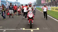 Pebalap Indonesia, Gerry Salim tengah bersiap mengikuti kelas Asia Production 250cc  Asia Road Racing Championship di Sentul International Circuit, Bogor (13/8/2017). Gerry berhasil menjuarai nomor 250cc. (Bola.com/Nicklas Hanoatubun)
