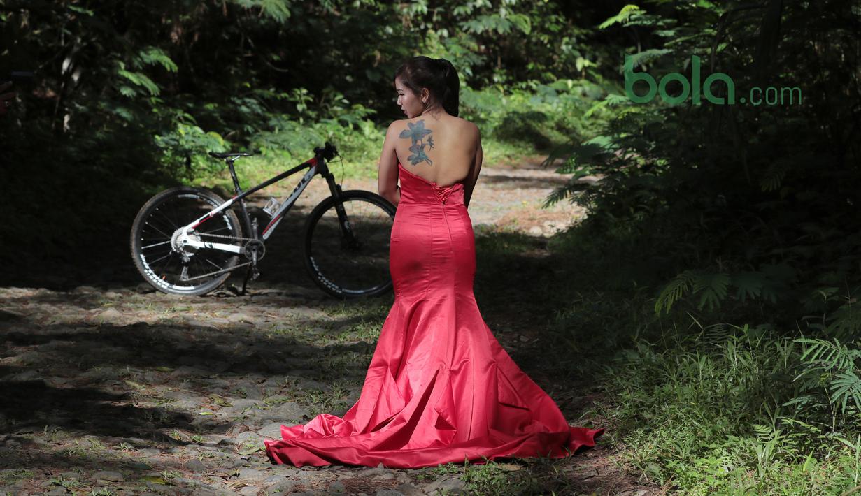 Sejak SMP Andhina Ayuningtyas aktif bermain basket dan masuk tim sekolah. Bagi Dhina Trail Run dan MTB menunjang prestasinya di Sekola Pilot. (Bola.com/Nick Hanoatubun)