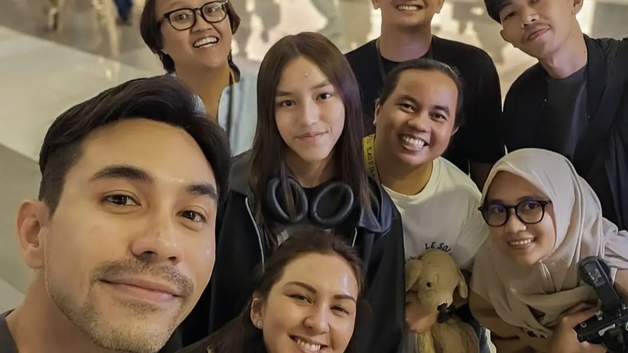 Potret Darius Sinathrya dan Keluarga OTW ke Eropa (credit: https://www.instagram.com/darius_sinathrya/)