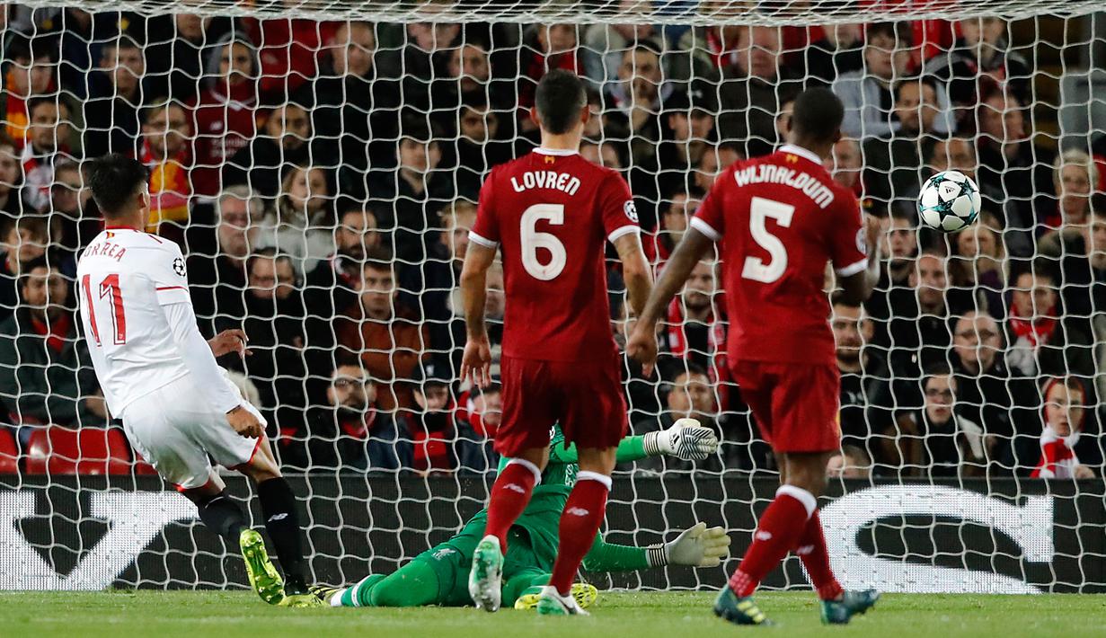 Pemain Sevilla, Joaquin Correa berhasil membobol gawang Liverpool dalam laga Grup E Liga Champions di Stadion Anfield, Rabu (13/9). Sevilla berhasil menahan imbang Liverpool dengan skor 2-2. (AP Photo/Frank Augstein)