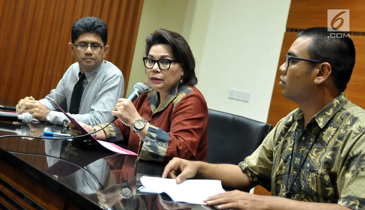 (ki-ka) Wakil ketua Komisi Pemberantasan Korupsi Laode M Syarif,  Basaria Panjaitan dan Humas KPK Priharsa saat memberikan keterangan pers di gedung KPK, Jakarta, Selasa (6/6). (Liputan6.com/Helmi Afandi)