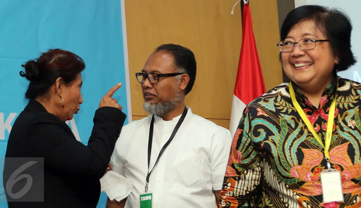 Menteri Kelautan dan Perikanan, Susi Pudjiastuti berbincang dengan mantan Pimpinan KPK Bambang Widjojanto usai diskusi publik 'Kebijakan Reklamasi: Menilik Tujuan, Manfaat dan Efeknya' di auditorium KPK, Jakarta, Selasa (4/10). (Liputan6.com/Helmi Afandi)