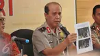 Kepala Divisi Humas Mabes Polri Brigjen Pol Boy Rafli Amar  menunjukan foto poses pemulangan Hartawan Aluwi terpidana kasus Bank Century menuju Jakarta oleh Tim Mabes Polri saat rilis di Mabes Polri, Jakarta, Jumat (22/4).(Liputan6.com/Gempur M Surya)