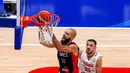<p>Pebasket Prancis, Evan Fournier melakukan slam dunk pada laga Grup H Piala Dunia FIBA 2023 melawan Lebanon di Indonesia Arena, Senayan, Jakarta, Selasa (29/08/2023). (Bola.com/Bagaskara Lazuardi)</p>