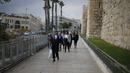 Orang-orang yang mengenakan masker terlihat di luar Kota Tua Yerusalem di tengah pandemi COVID-19 (25/11/2020). (Xinhua/Muammar Awad)