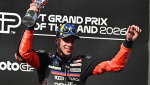 Pembalap MotoGP asal Italia, Marco Bezzecchi, merayakan kemenangannya di podium setelah balapan MotoGP di Sirkuit Internasional Chang di Buriram, Thailand, Minggu, 1 Maret 2026. (AP Photo/Kittinun Rodsupan)