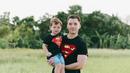 Dalam melakukan pemeotretan, Stefan William dan Lucio pun menggunakan baju yang kompakan. Seperti halnya saat ini ia pun mengenakan kaus dengan simbol Superman di dadanya. (Liputan6.com/IG/@stefannwilliam)